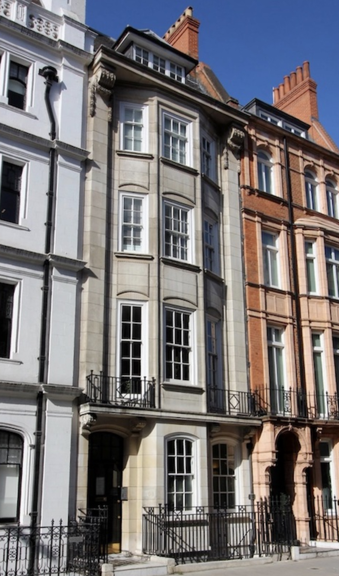 Front of tall stone building in Marylebone on Wimpole Street where Kate Le Versha works as a psychodynamic psychotherapist