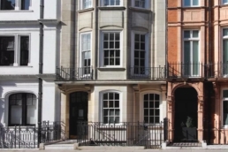 front door and windows for 85 Wimpole Street, a stone fronted building where Kate Le Versha offers Psychodynamic Psychotherapy